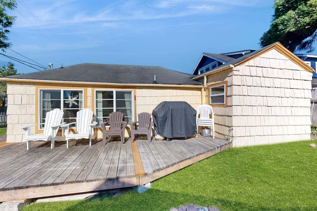 Dog-friendly cottage with fireplace & enclosed yard - walk to beach/eateries