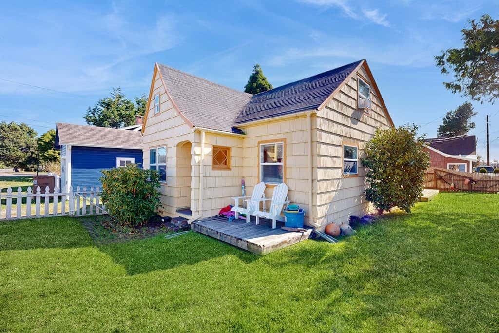 Dog-friendly cottage with fireplace & enclosed yard - walk to beach/eateries