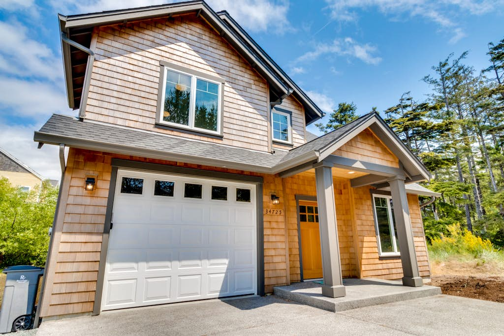 Kid-friendly house with fireplace, entertainment, and nearby beach access