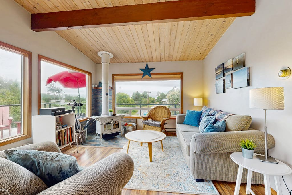 2-story dog-friendly, private hot tub, deck, gas grill, wood stove, ocean view, level 2 EV charger