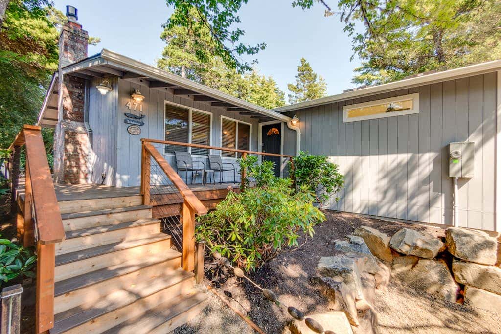 Adorable dog-friendly home with gas grill, gas fireplace & private back patio