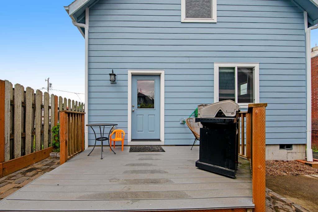 Newer home 1 block from the beach & Prom with fireplace & deck - 2 dogs OK