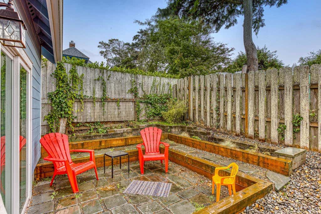 Newer home 1 block from the beach & Prom with fireplace & deck - 2 dogs OK