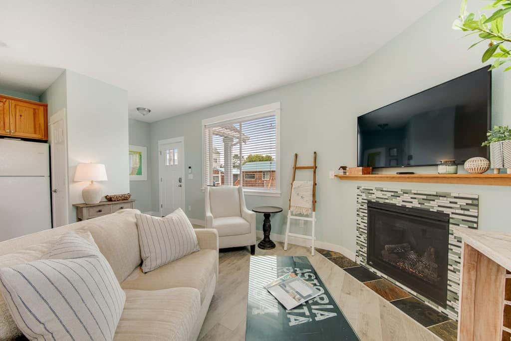 Newer home 1 block from the beach & Prom with fireplace & deck - 2 dogs OK