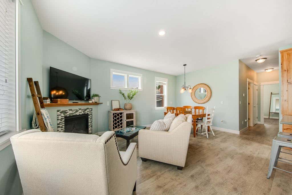 Newer home 1 block from the beach & Prom with fireplace & deck - 2 dogs OK