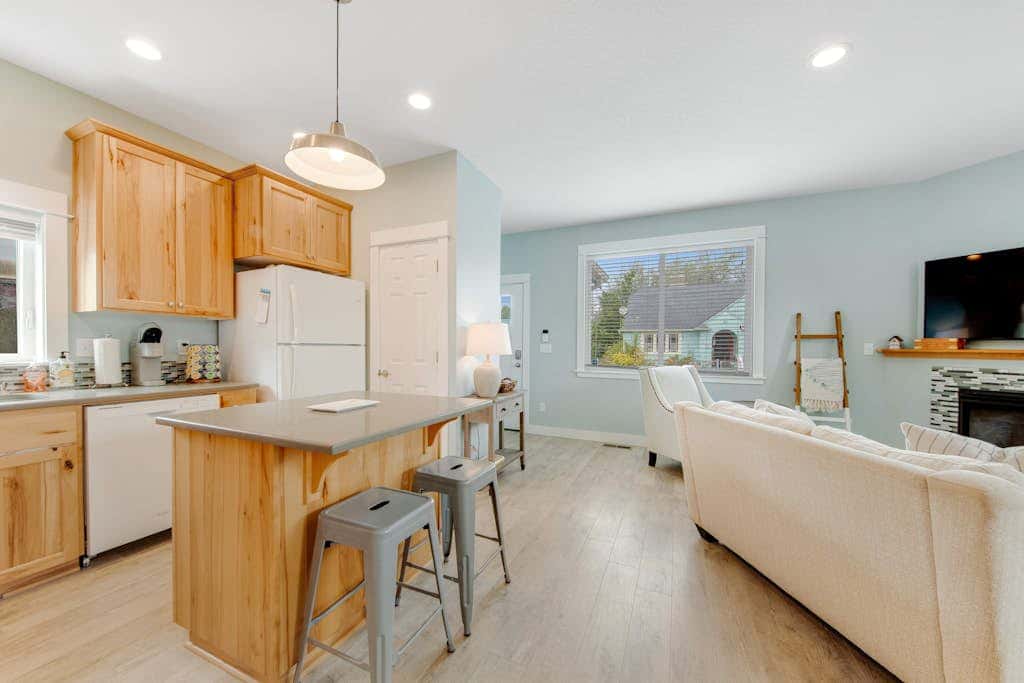 Newer home 1 block from the beach & Prom with fireplace & deck - 2 dogs OK