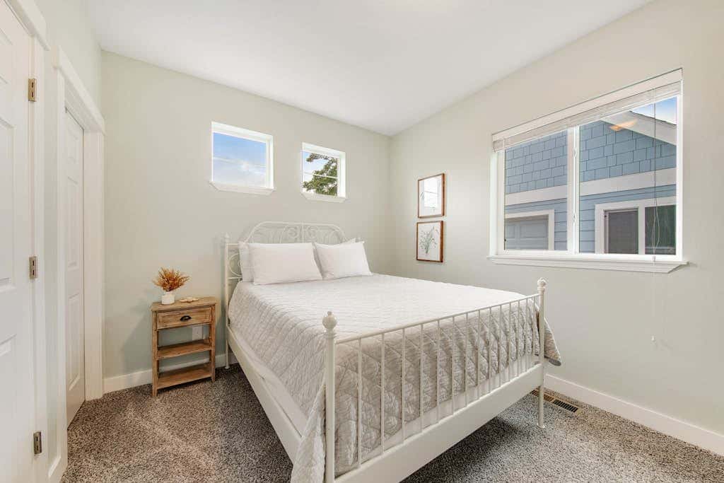 Newer home 1 block from the beach & Prom with fireplace & deck - 2 dogs OK