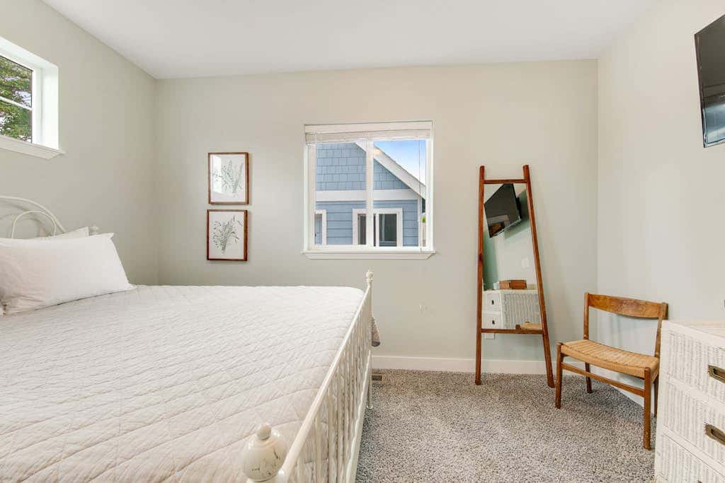 Newer home 1 block from the beach & Prom with fireplace & deck - 2 dogs OK