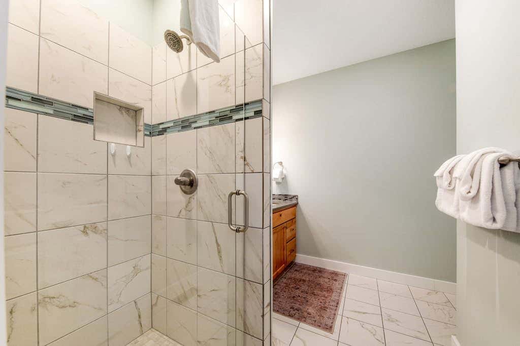 Newer home 1 block from the beach & Prom with fireplace & deck - 2 dogs OK