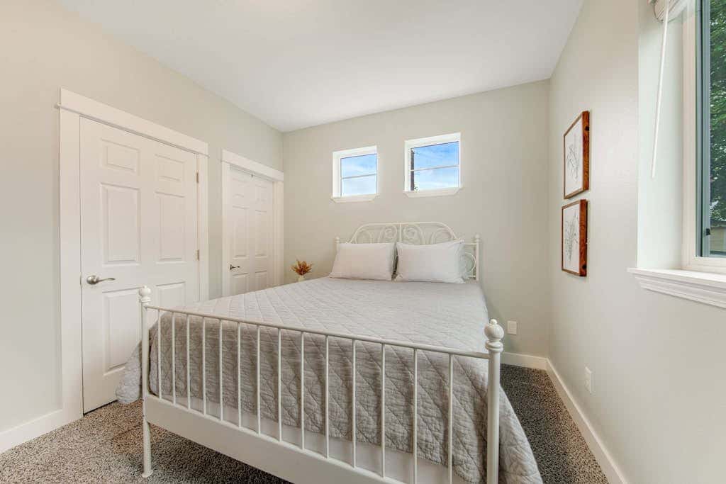 Newer home 1 block from the beach & Prom with fireplace & deck - 2 dogs OK