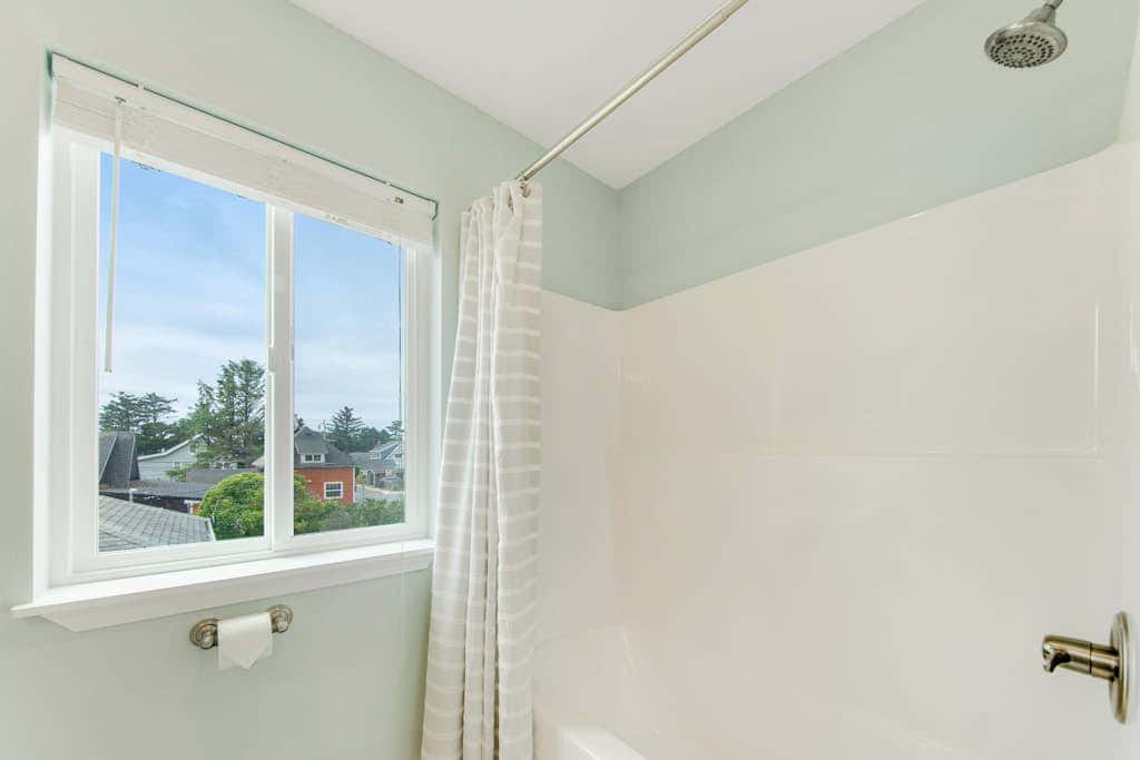 Newer home 1 block from the beach & Prom with fireplace & deck - 2 dogs OK