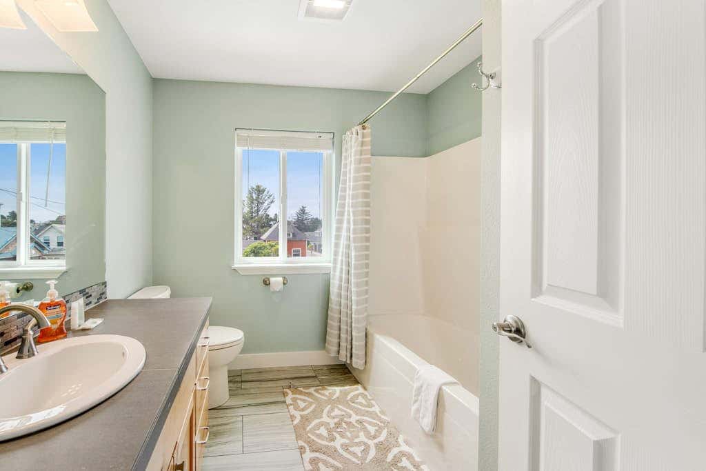 Newer home 1 block from the beach & Prom with fireplace & deck - 2 dogs OK
