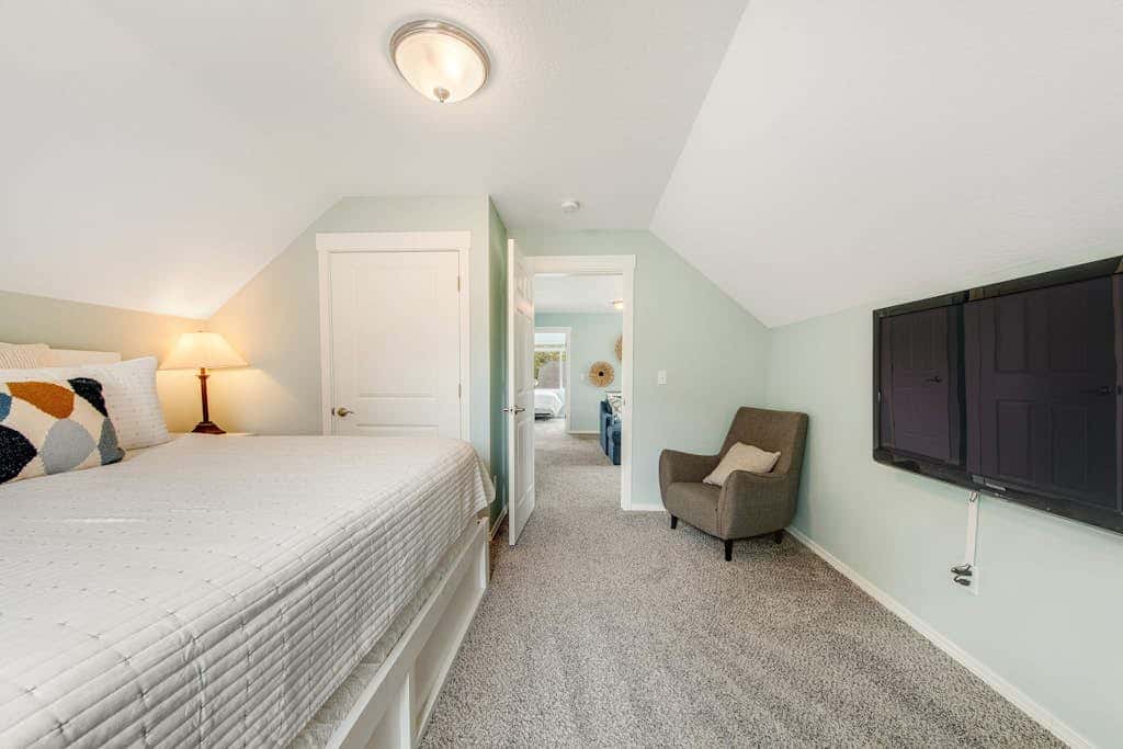 Newer home 1 block from the beach & Prom with fireplace & deck - 2 dogs OK