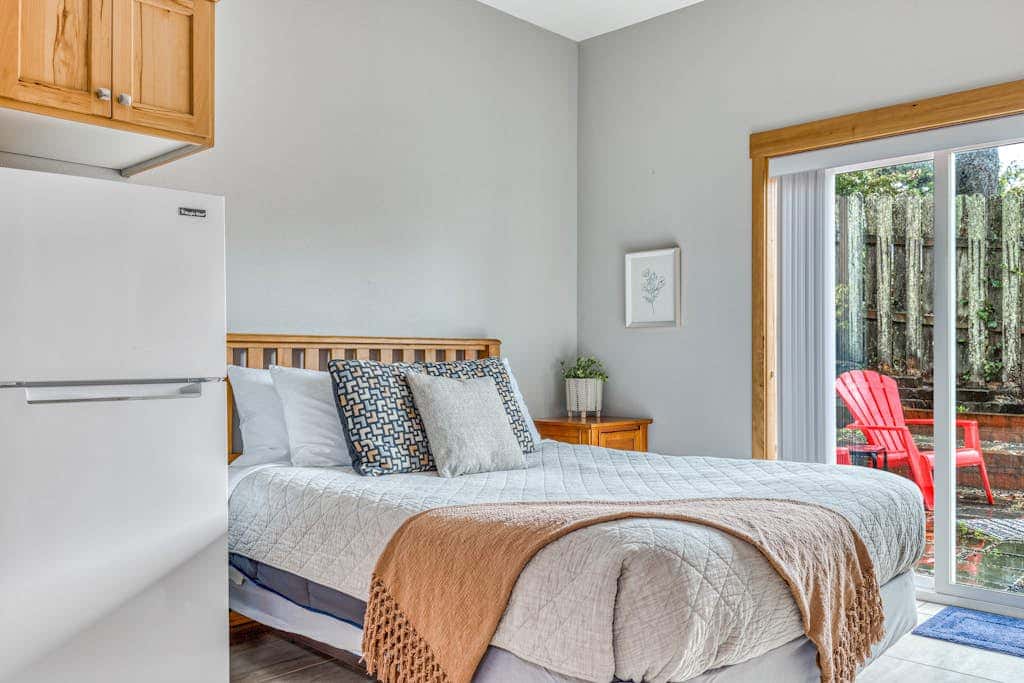 Newer home 1 block from the beach & Prom with fireplace & deck - 2 dogs OK