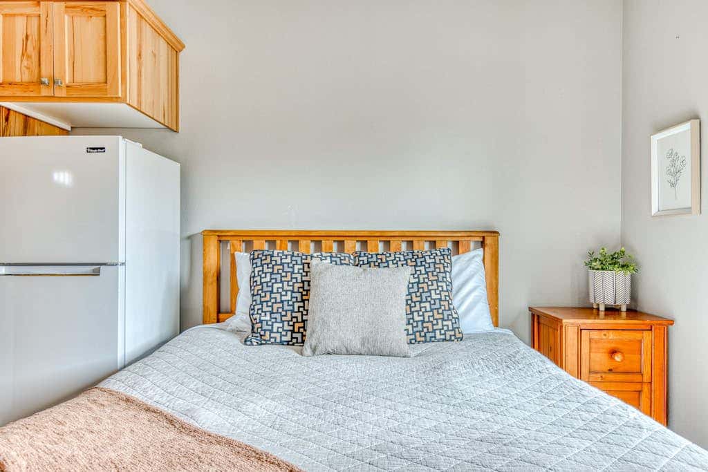 Newer home 1 block from the beach & Prom with fireplace & deck - 2 dogs OK