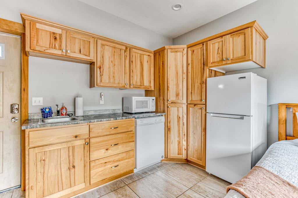 Newer home 1 block from the beach & Prom with fireplace & deck - 2 dogs OK
