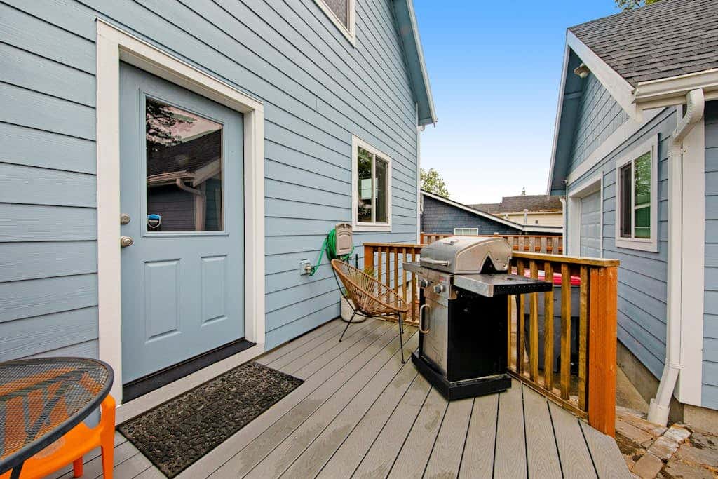 Newer home 1 block from the beach & Prom with fireplace & deck - 2 dogs OK