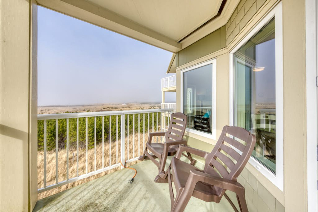 Dog-friendly oceanfront condo with electric fireplace - walk to the beach
