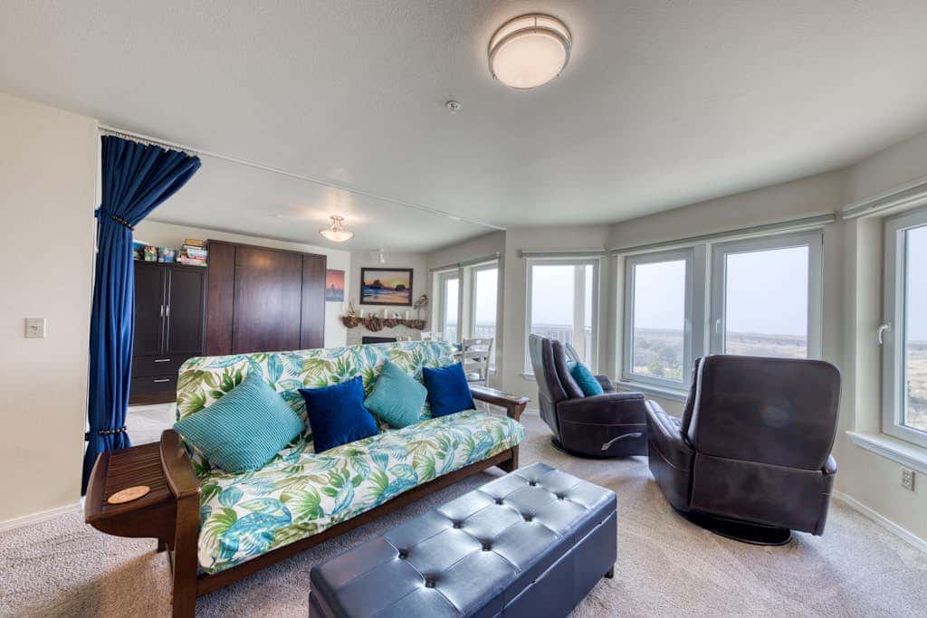 Dog-friendly oceanfront condo with electric fireplace - walk to the beach