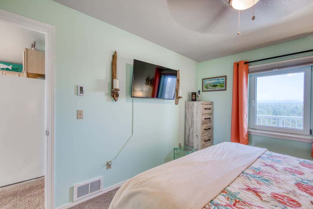 Dog-friendly oceanfront condo with electric fireplace - walk to the beach