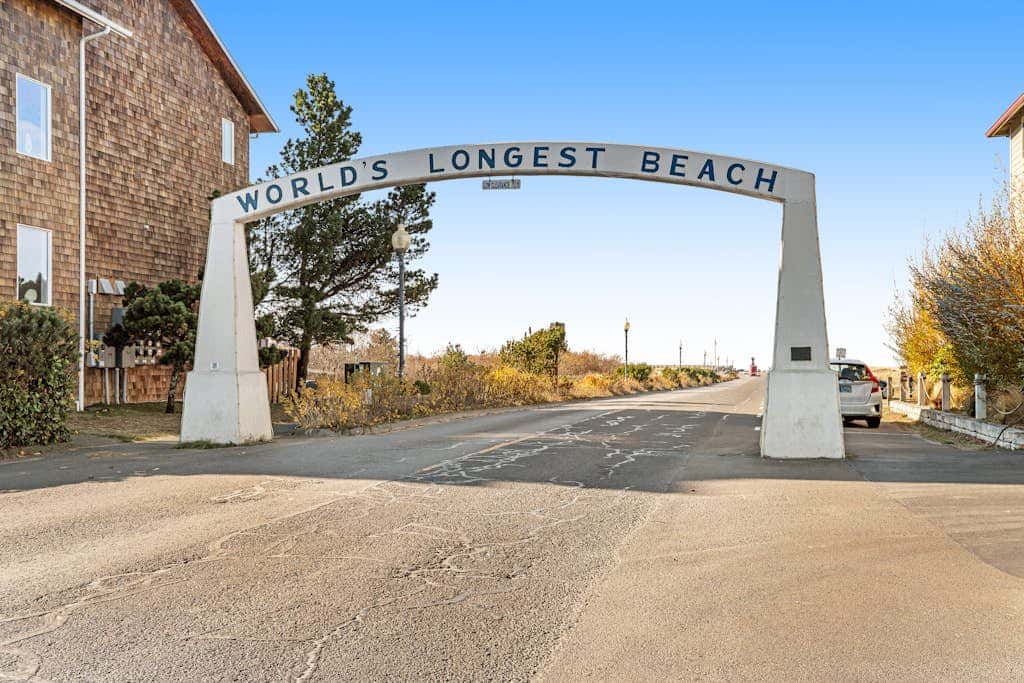 Dog-friendly oceanfront condo with electric fireplace - walk to the beach