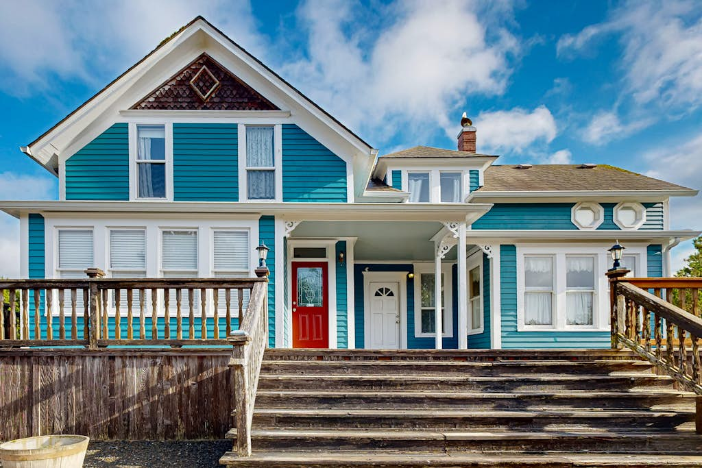 Restored Victorian Home with Free High-Speed WiFi & washer&dryer