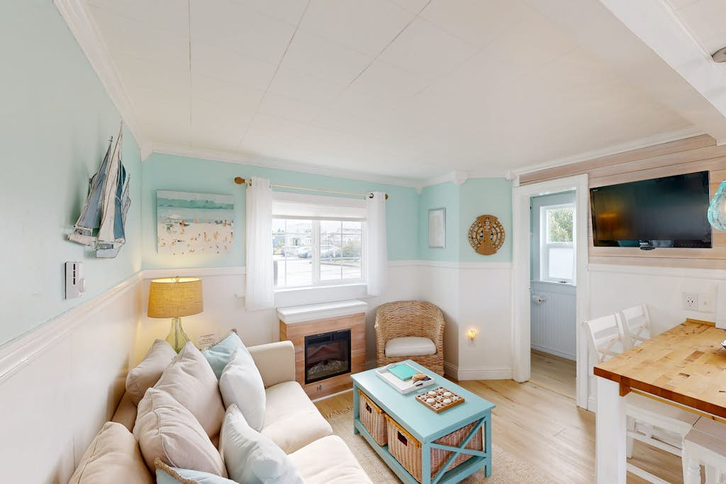 Charming home near beach with fast WiFi & whimsical interior - close to beach