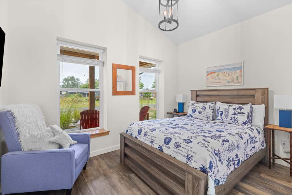 Modern cottage with covered deck, grill, fireplace- walk to beach-bars-dining
