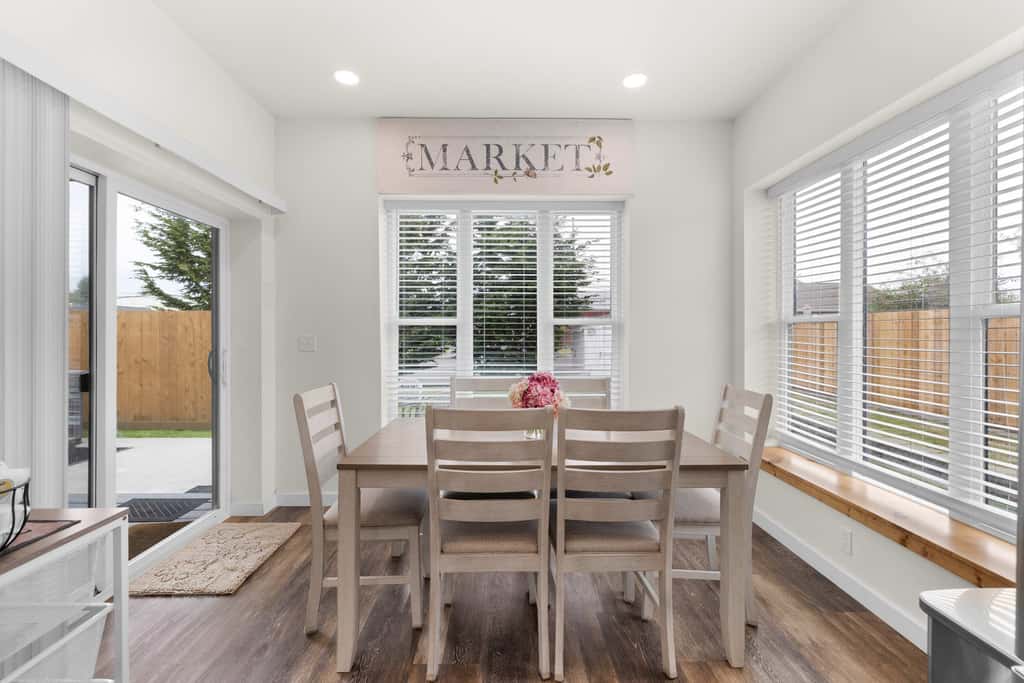 Modern cottage with covered deck, grill, fireplace- walk to beach-bars-dining