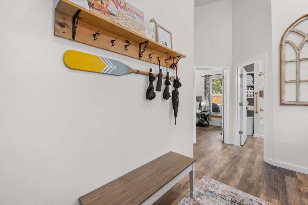 Modern cottage with covered deck, grill, fireplace- walk to beach-bars-dining