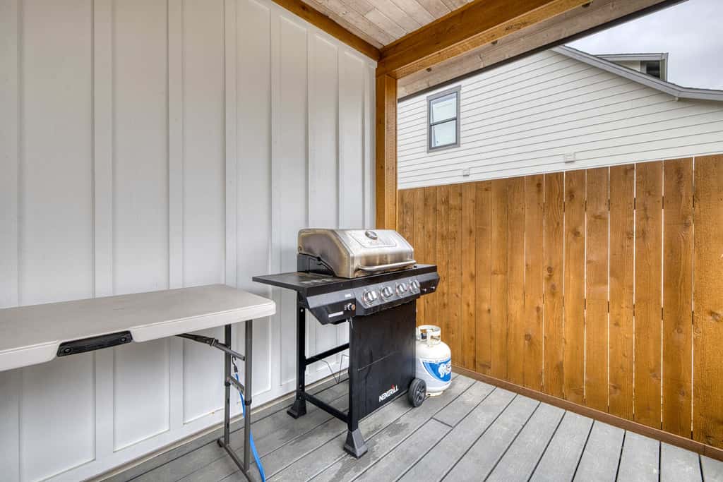 Modern cottage with covered deck, grill, fireplace- walk to beach-bars-dining