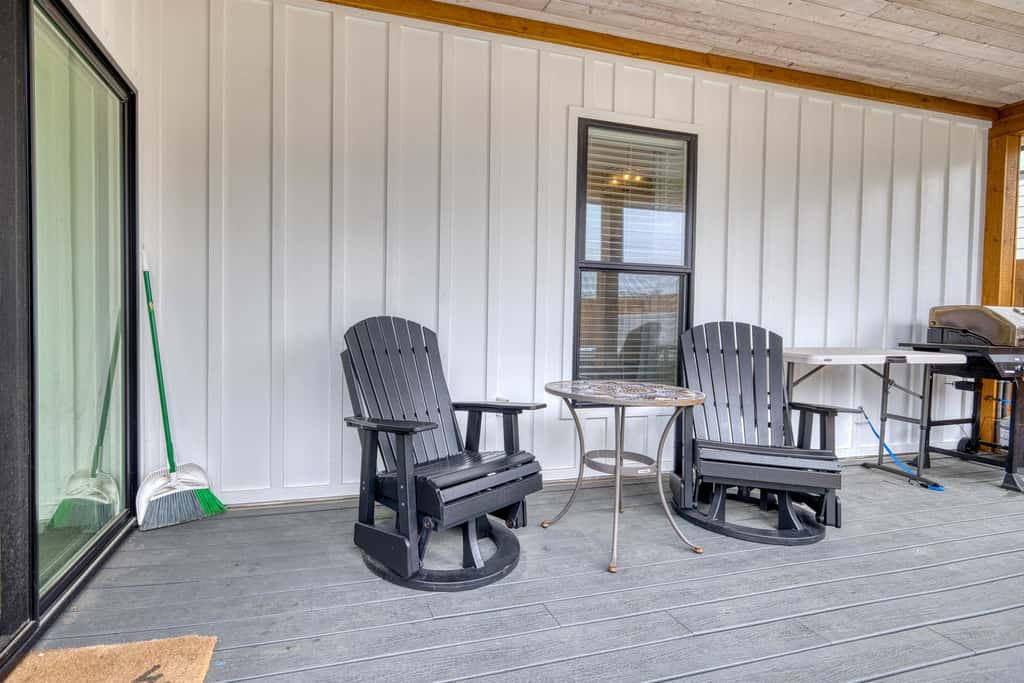 Modern cottage with covered deck, grill, fireplace- walk to beach-bars-dining