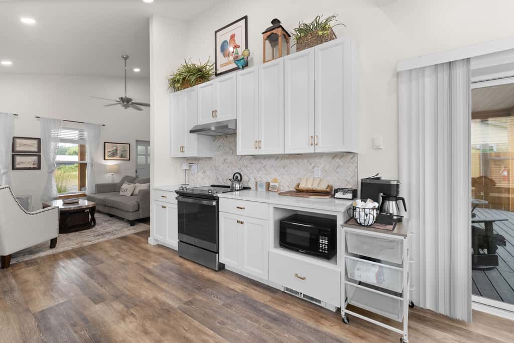 Modern cottage with covered deck, grill, fireplace- walk to beach-bars-dining