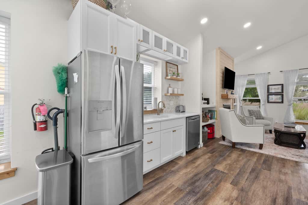 Modern cottage with covered deck, grill, fireplace- walk to beach-bars-dining