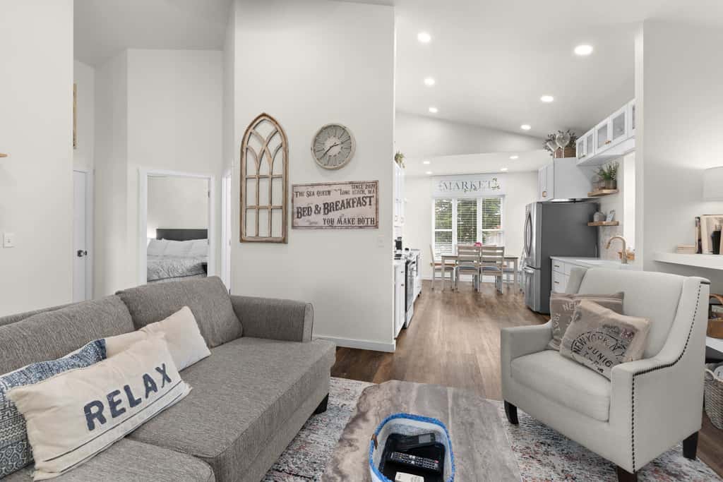 Modern cottage with covered deck, grill, fireplace- walk to beach-bars-dining