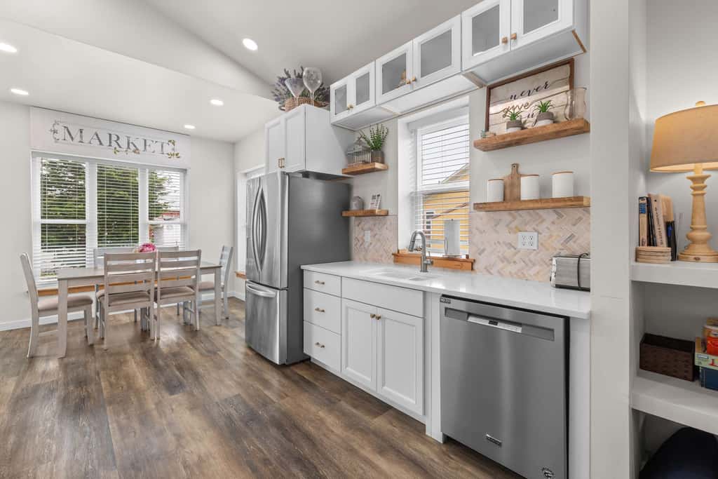 Modern cottage with covered deck, grill, fireplace- walk to beach-bars-dining