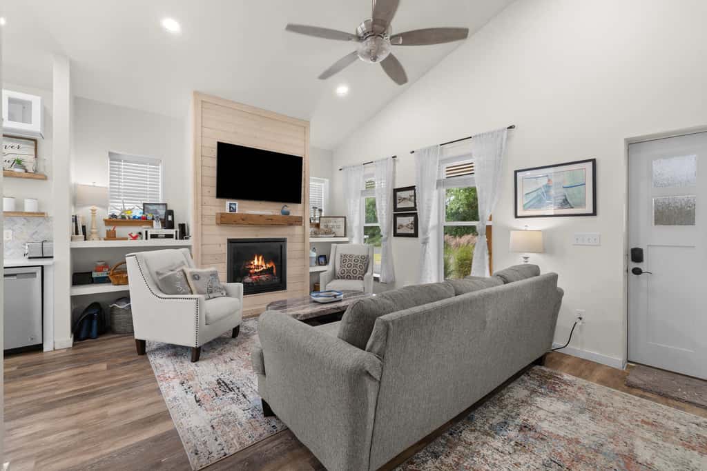 Modern cottage with covered deck, grill, fireplace- walk to beach-bars-dining
