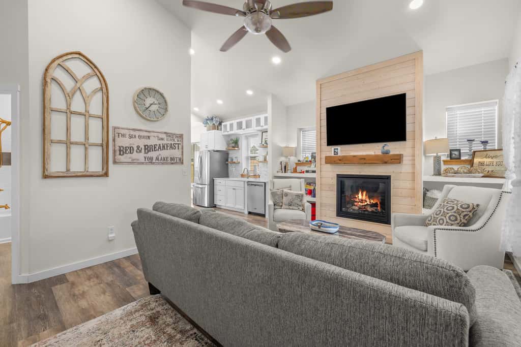Modern cottage with covered deck, grill, fireplace- walk to beach-bars-dining