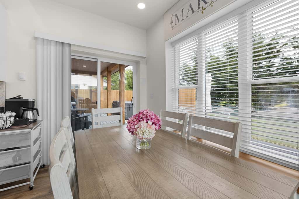 Modern cottage with covered deck, grill, fireplace- walk to beach-bars-dining