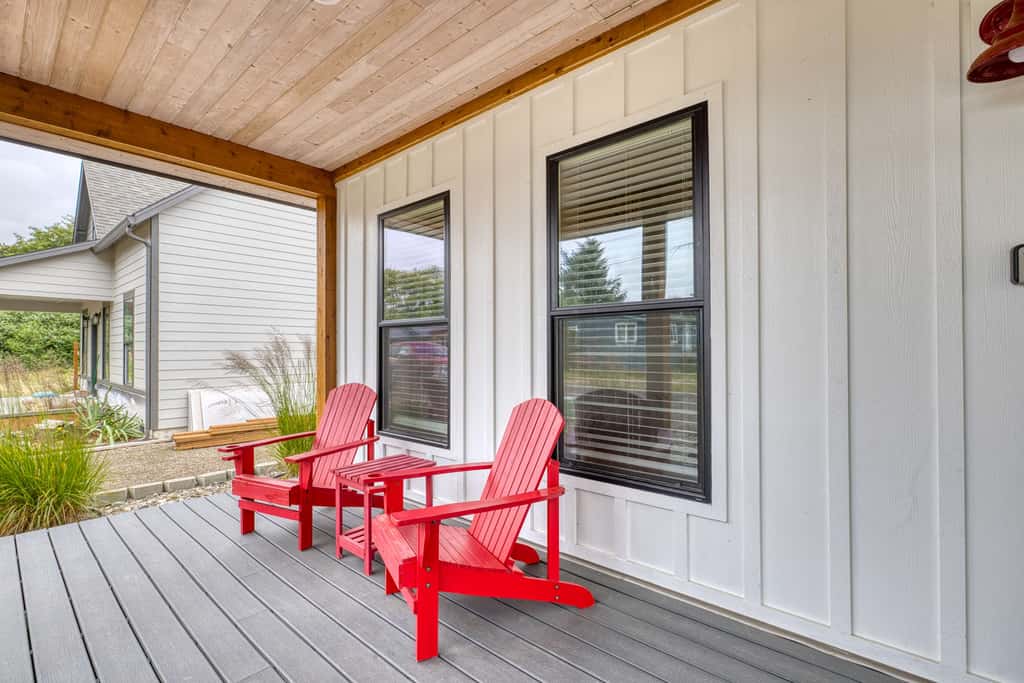 Modern cottage with covered deck, grill, fireplace- walk to beach-bars-dining
