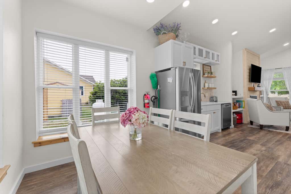 Modern cottage with covered deck, grill, fireplace- walk to beach-bars-dining