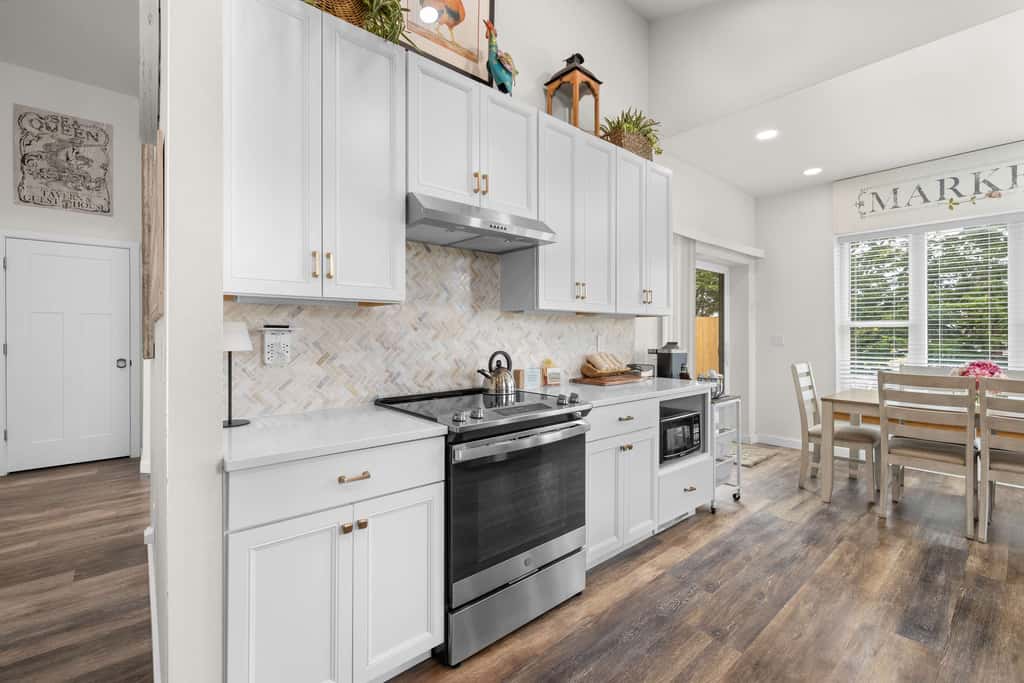 Modern cottage with covered deck, grill, fireplace- walk to beach-bars-dining