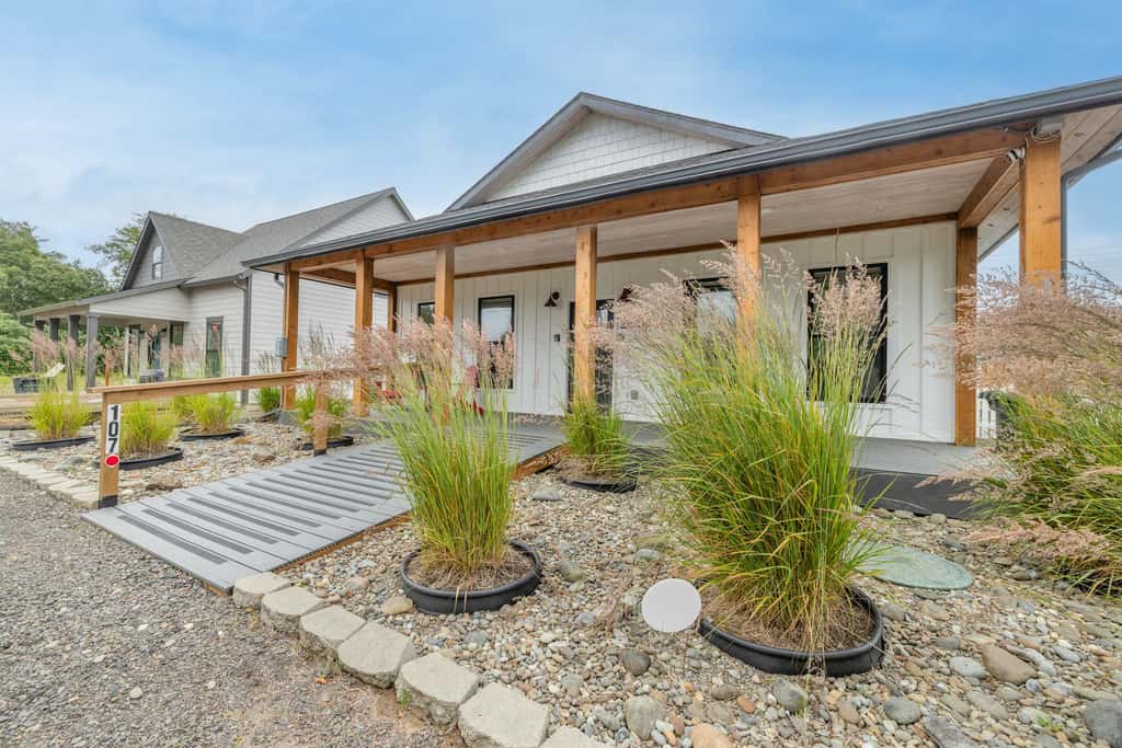 Modern cottage with covered deck, grill, fireplace- walk to beach-bars-dining