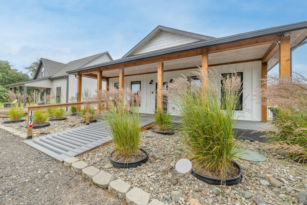 Modern cottage with covered deck, grill & fireplace - walk to beach-bars-dining