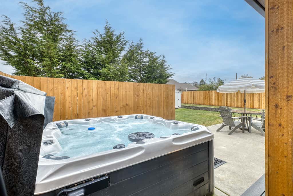 Modern cottage with covered deck, grill, fireplace- walk to beach-bars-dining
