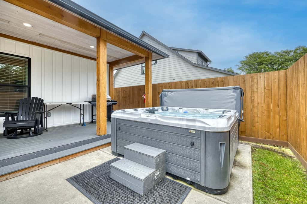 Modern cottage with covered deck, grill, fireplace- walk to beach-bars-dining