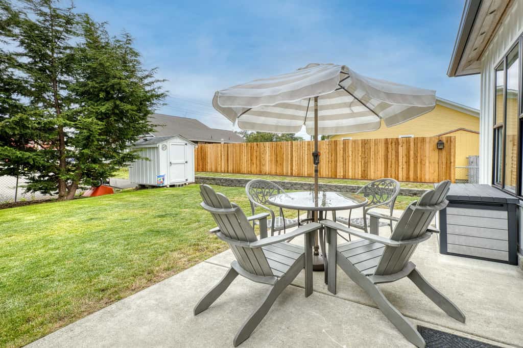 Modern cottage with covered deck, grill, fireplace- walk to beach-bars-dining