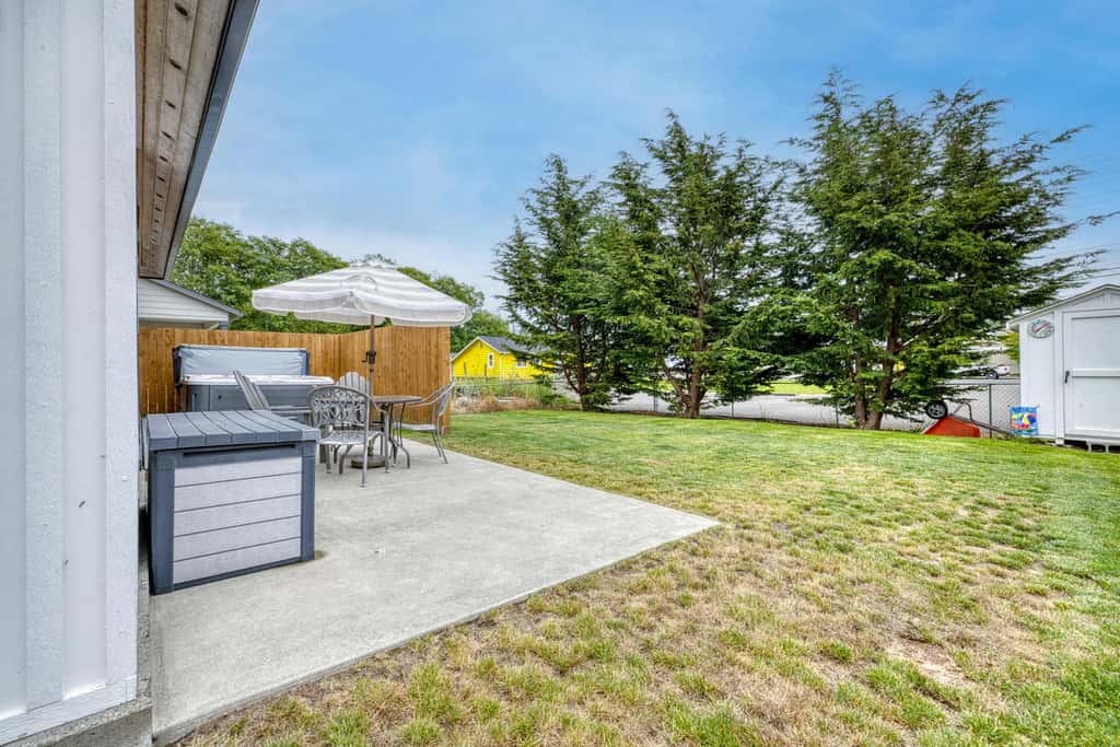 Modern cottage with covered deck, grill, fireplace- walk to beach-bars-dining