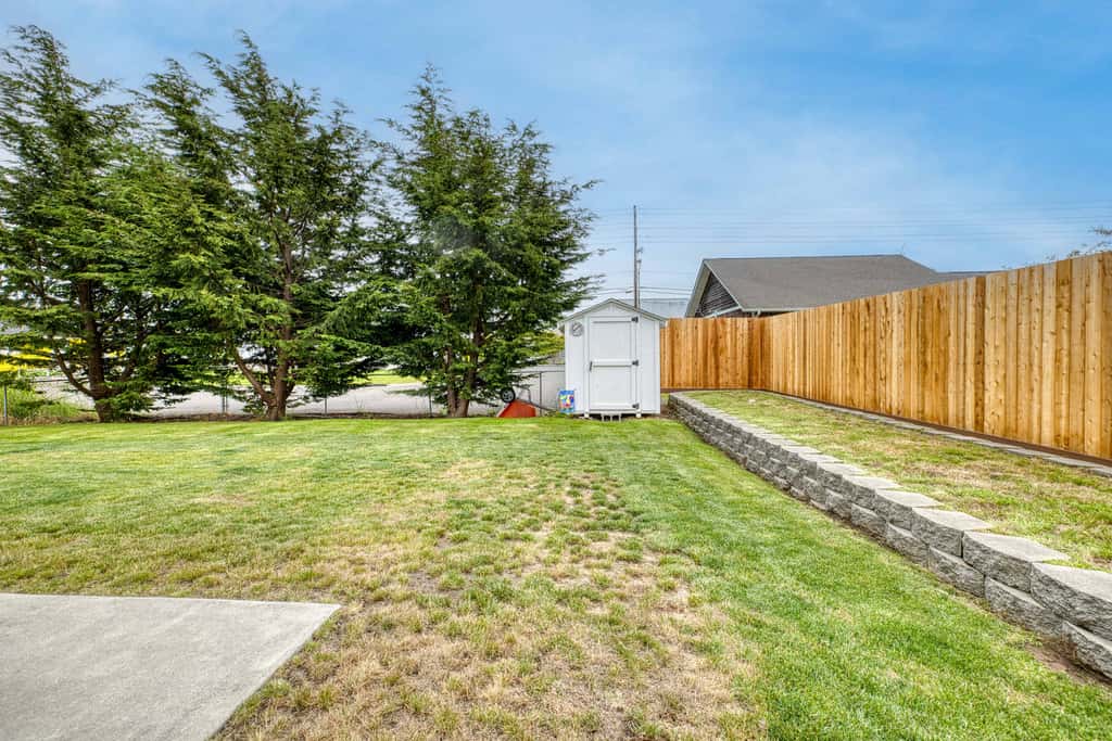 Modern cottage with covered deck, grill, fireplace- walk to beach-bars-dining