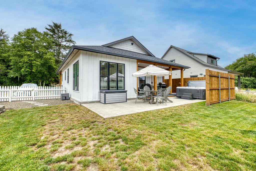 Modern cottage with covered deck, grill, fireplace- walk to beach-bars-dining